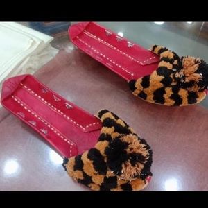 🌺New leather Leopard print slip on( khussa)